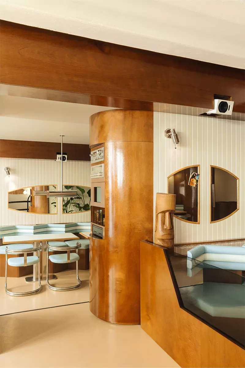 Элементы ар-деко и романтика круизных лайнеров в интерьере французской бургерной — проект Руди Генера