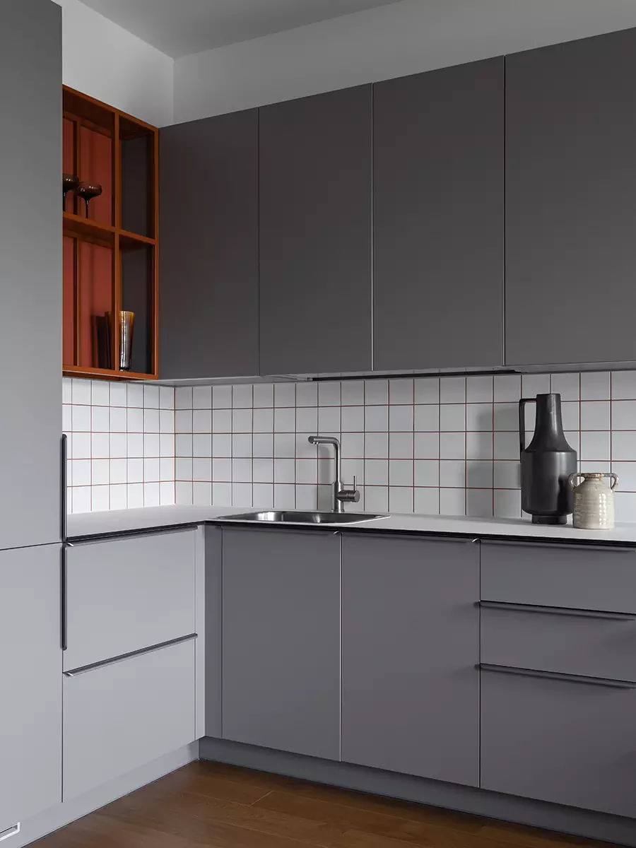 Сдержанный интерьер квартиры с акцентным санузлом и вместительными системами хранения — проект Кати Чиж