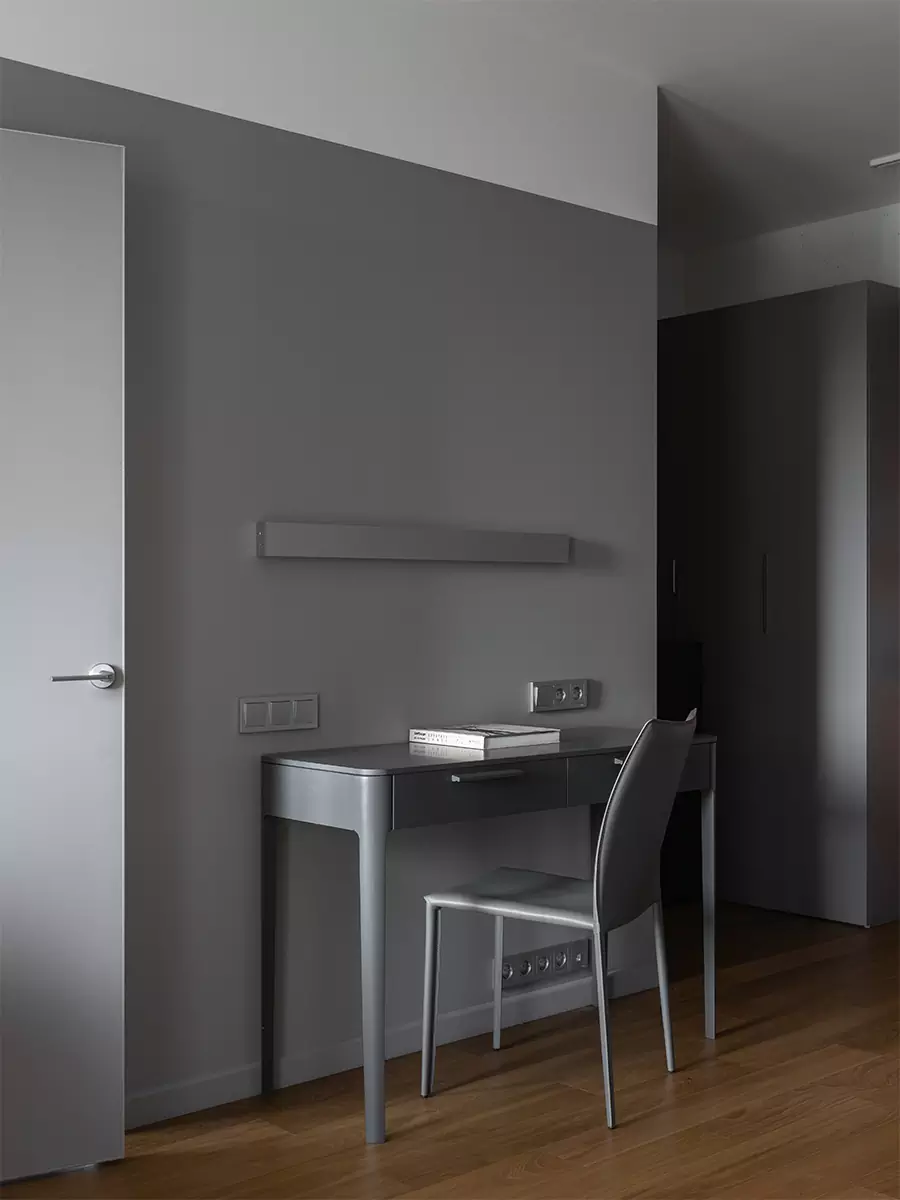 Сдержанный интерьер квартиры с акцентным санузлом и вместительными системами хранения — проект Кати Чиж