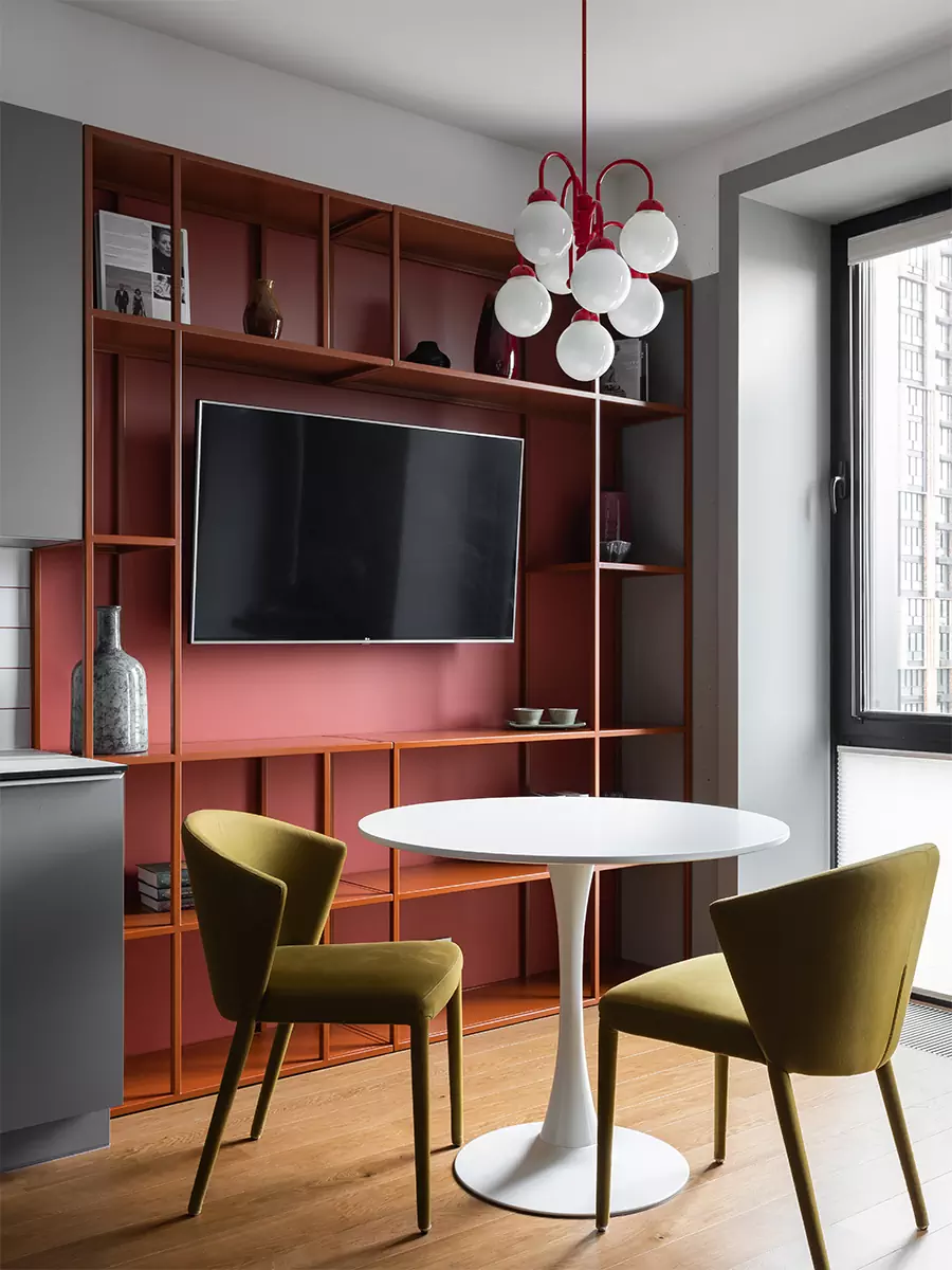 Сдержанный интерьер квартиры с акцентным санузлом и вместительными системами хранения — проект Кати Чиж