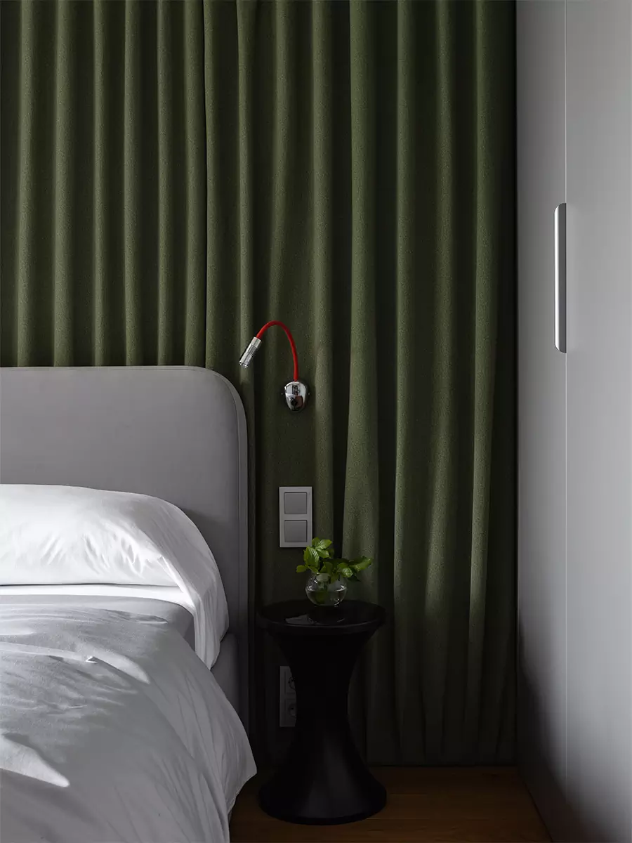 Сдержанный интерьер квартиры с акцентным санузлом и вместительными системами хранения — проект Кати Чиж