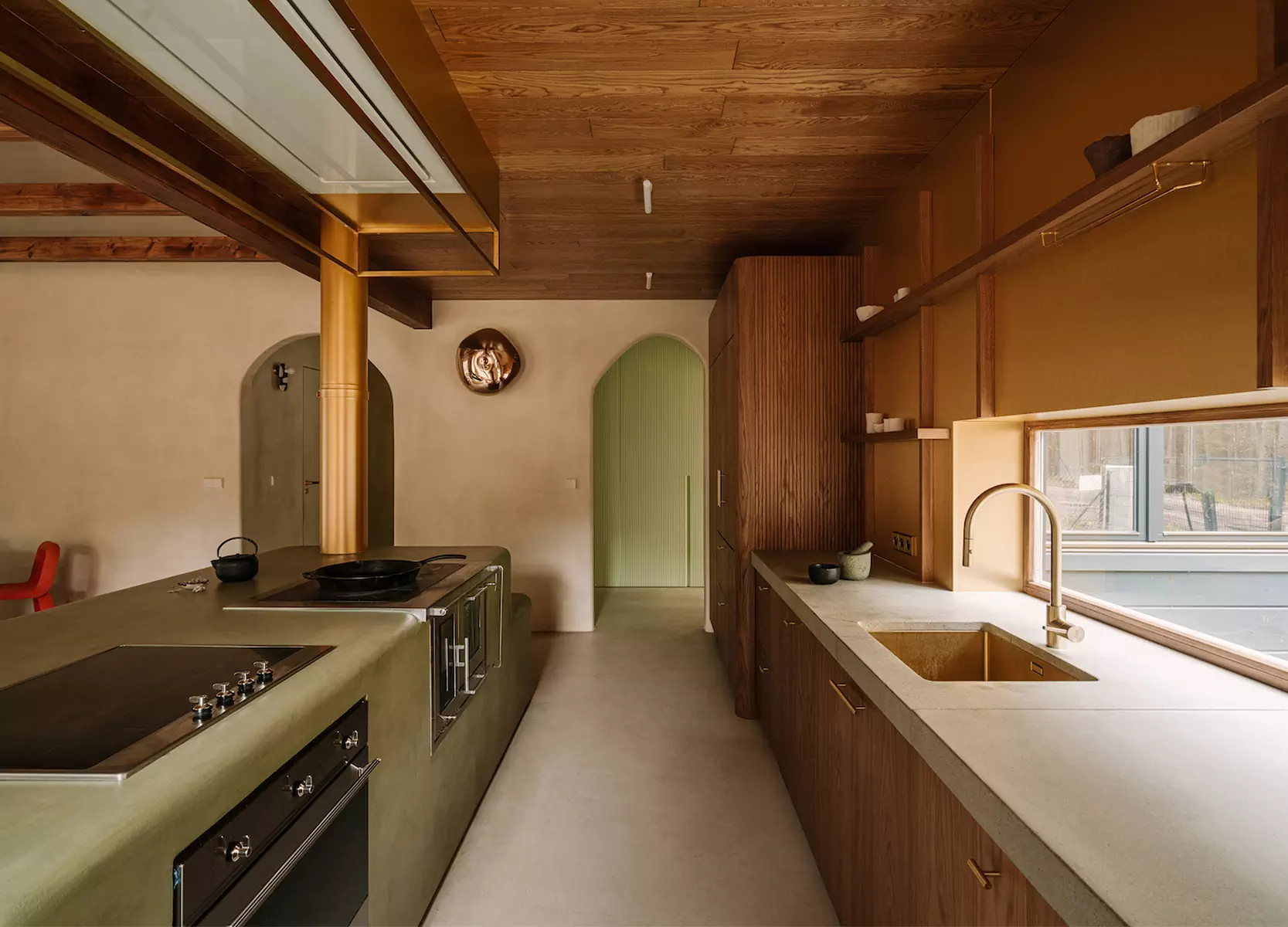 Интерьер дома в польском лесу, наполненный культовыми предметами дизайна — проект dobrowolska.studio & Coucou Interiors