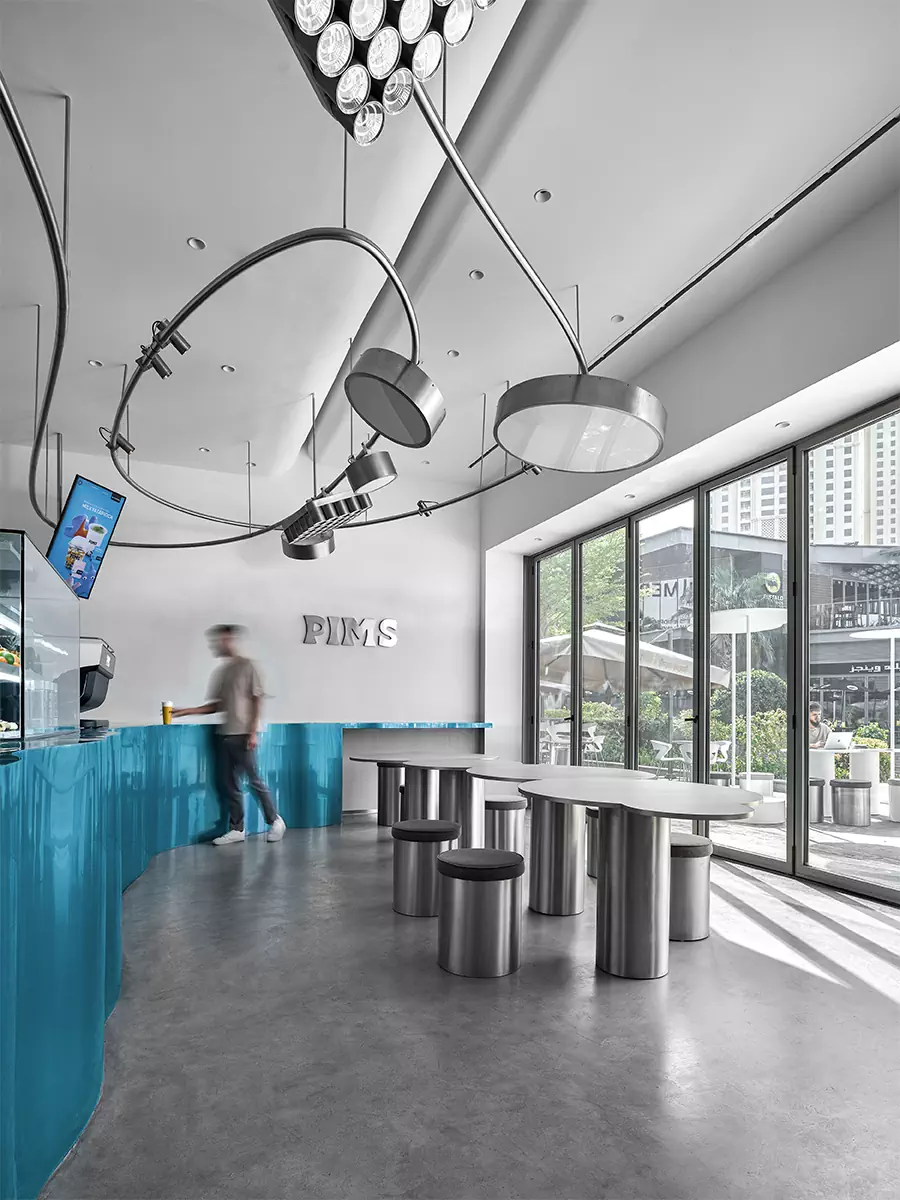 Свежий и воздушный интерьер дубайского филиала кафе PIMS – проект студии KIDZ