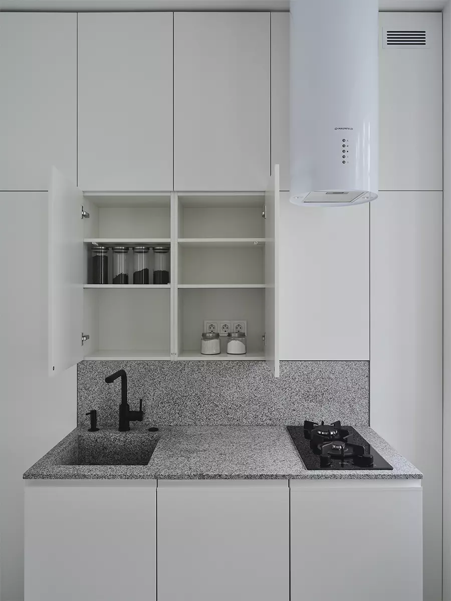 Игра геометрических объемов, света и отражений в монохромном интерьере — проект студии дизайна А77