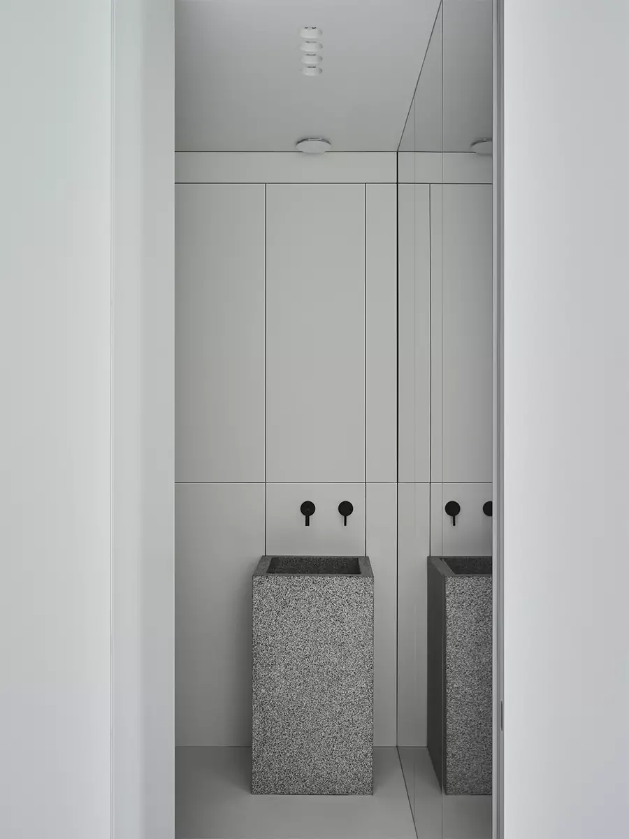 Игра геометрических объемов, света и отражений в монохромном интерьере — проект студии дизайна А77