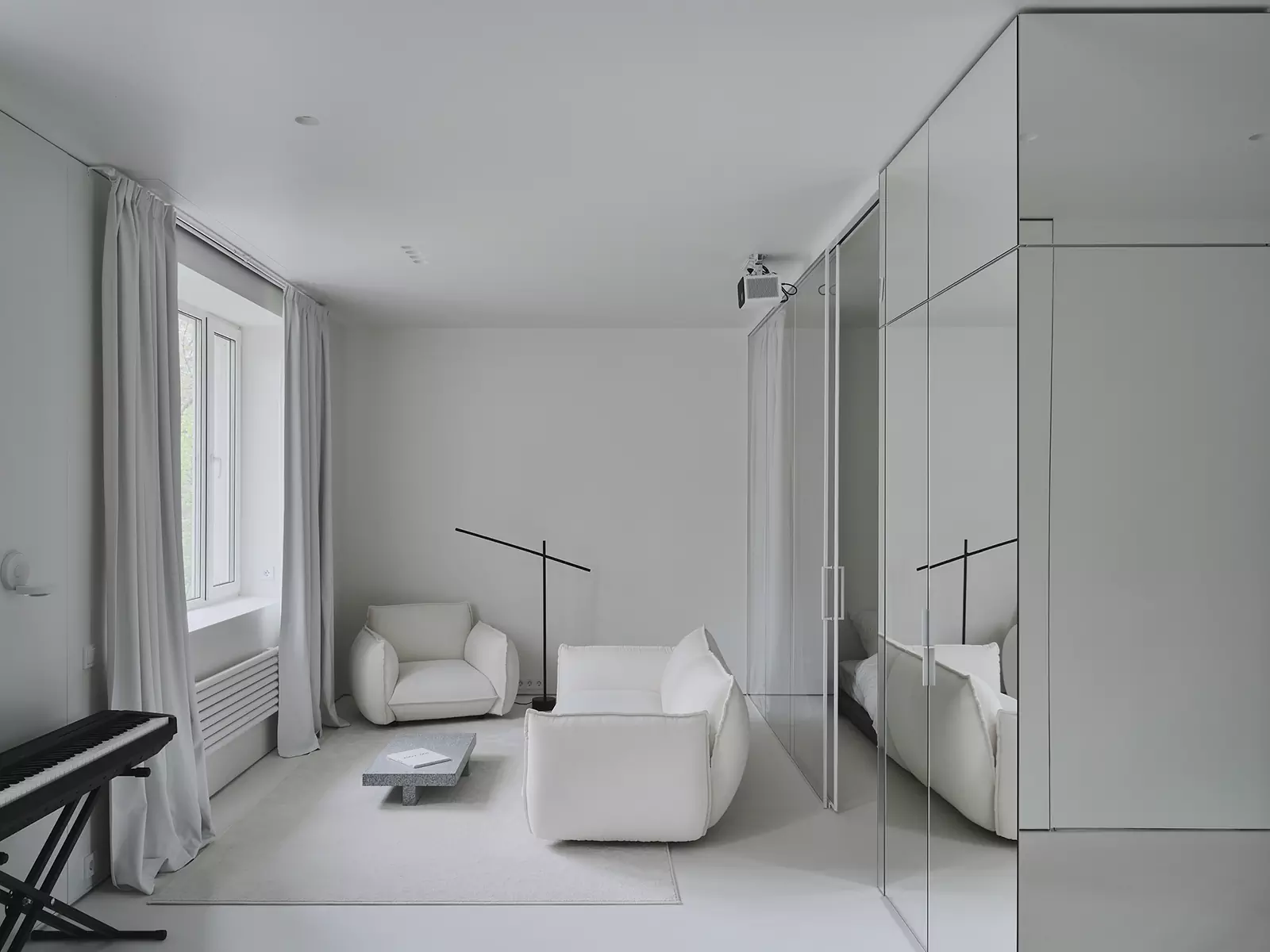 Игра геометрических объемов, света и отражений в монохромном интерьере — проект студии дизайна А77