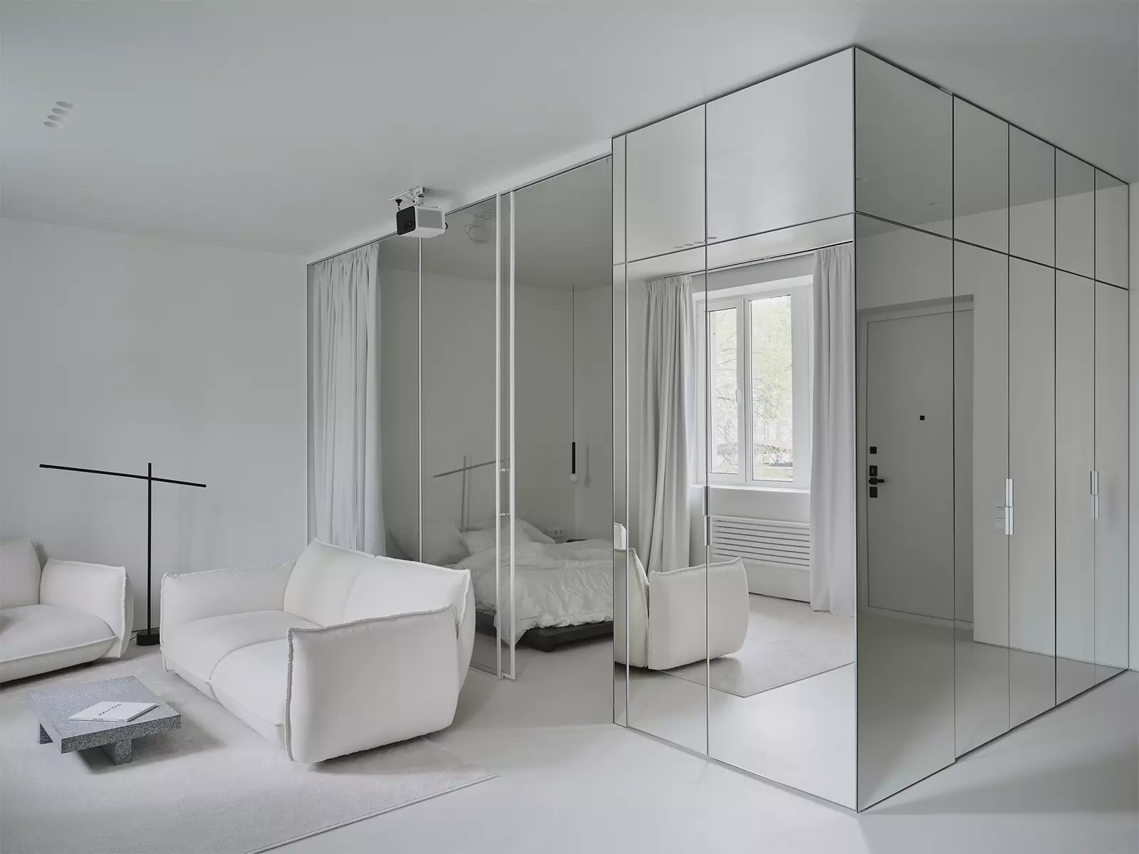 Игра геометрических объемов, света и отражений в монохромном интерьере — проект студии дизайна А77