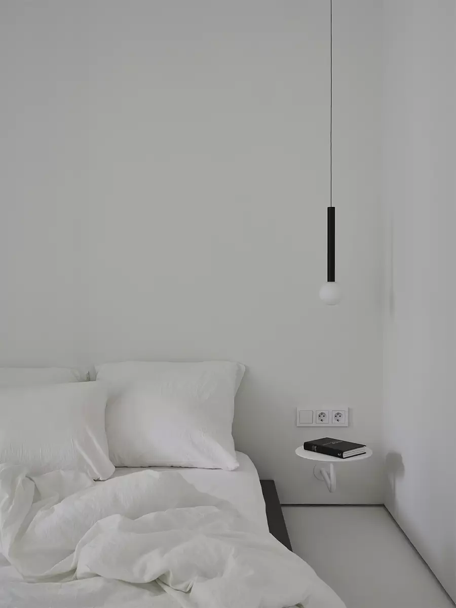 Игра геометрических объемов, света и отражений в монохромном интерьере — проект студии дизайна А77