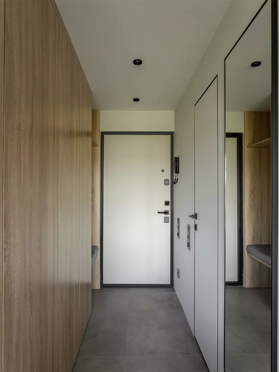 Выразительный интерьер небольшой квартиры с трехстворчатым окном — проект студии интерьерного дизайна URAL