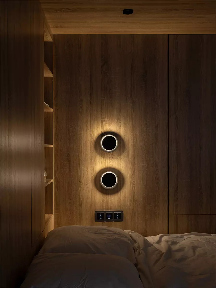 Выразительный интерьер небольшой квартиры с трехстворчатым окном — проект студии интерьерного дизайна URAL