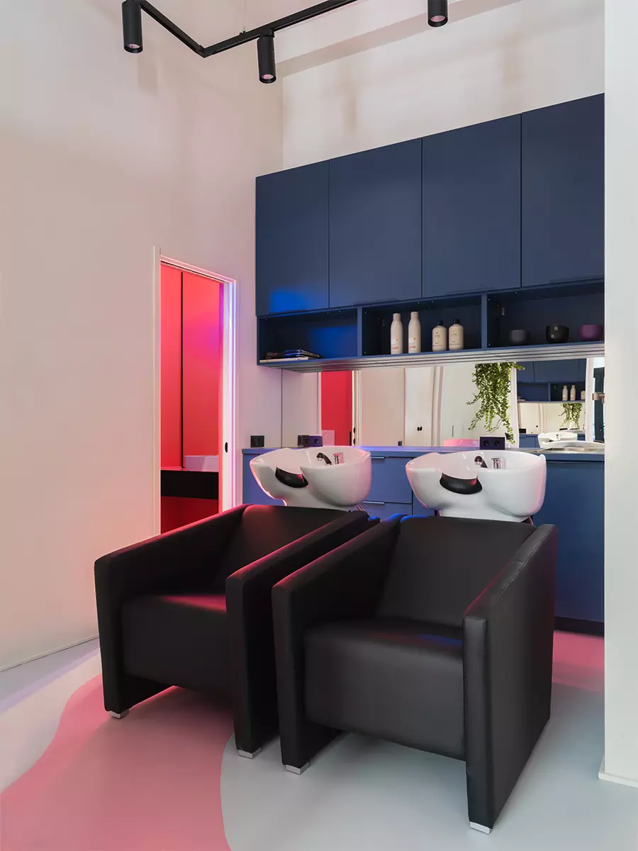 Интерьер парикмахерской, вдохновленный работами Рикардо Бофилла — проект студии Kovalev&Partners