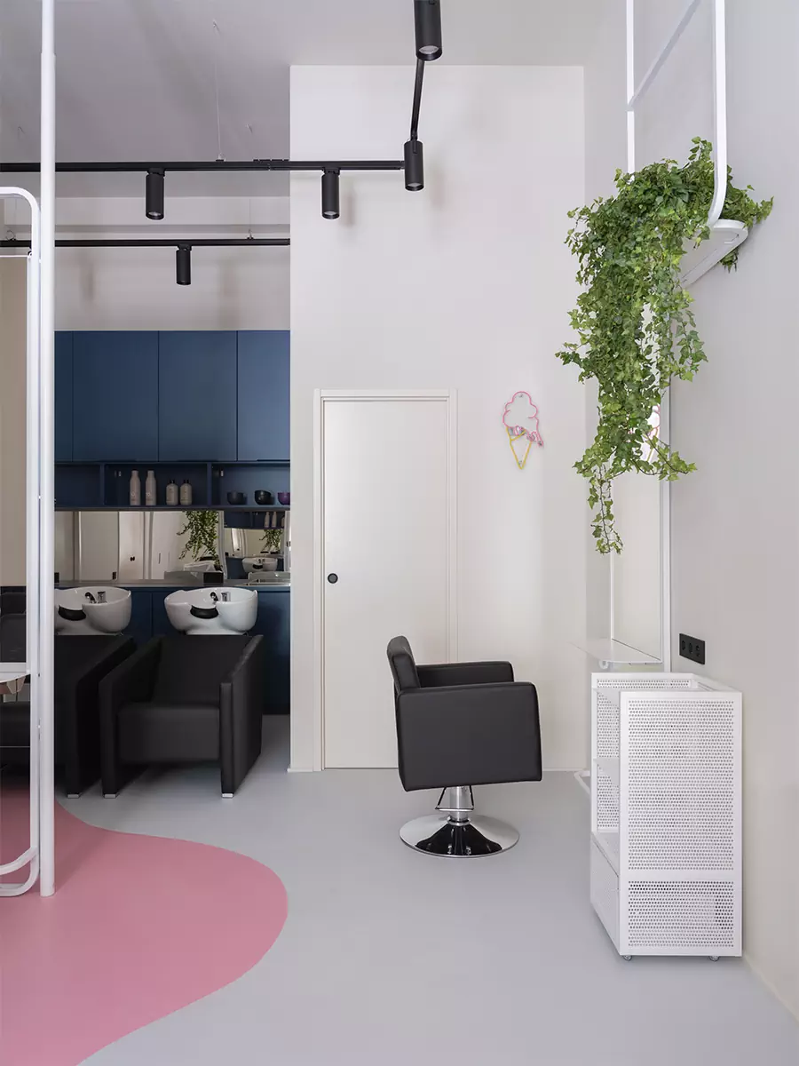 Интерьер парикмахерской, вдохновленный работами Рикардо Бофилла — проект студии Kovalev&Partners