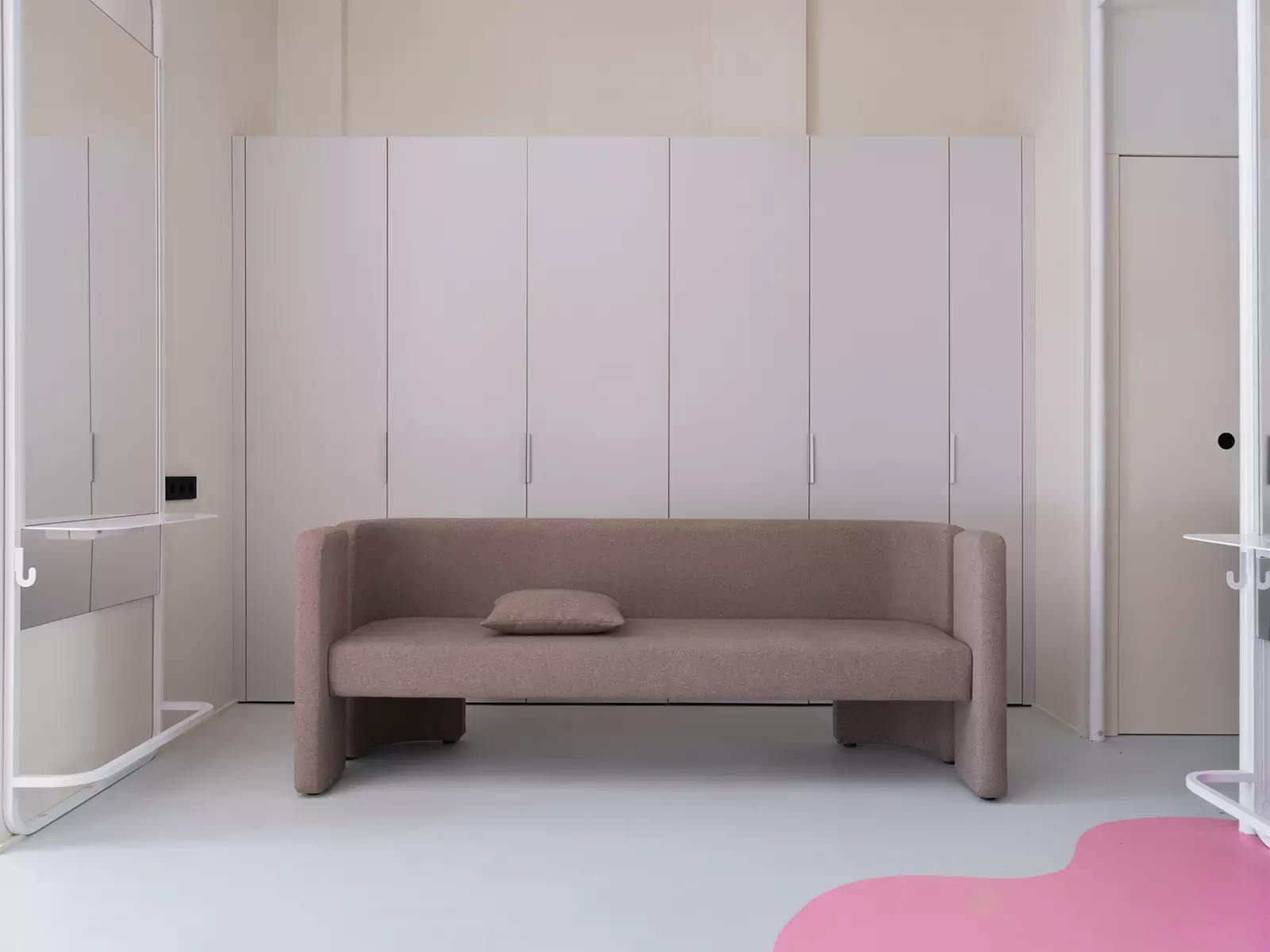 Интерьер парикмахерской, вдохновленный работами Рикардо Бофилла — проект студии Kovalev&Partners