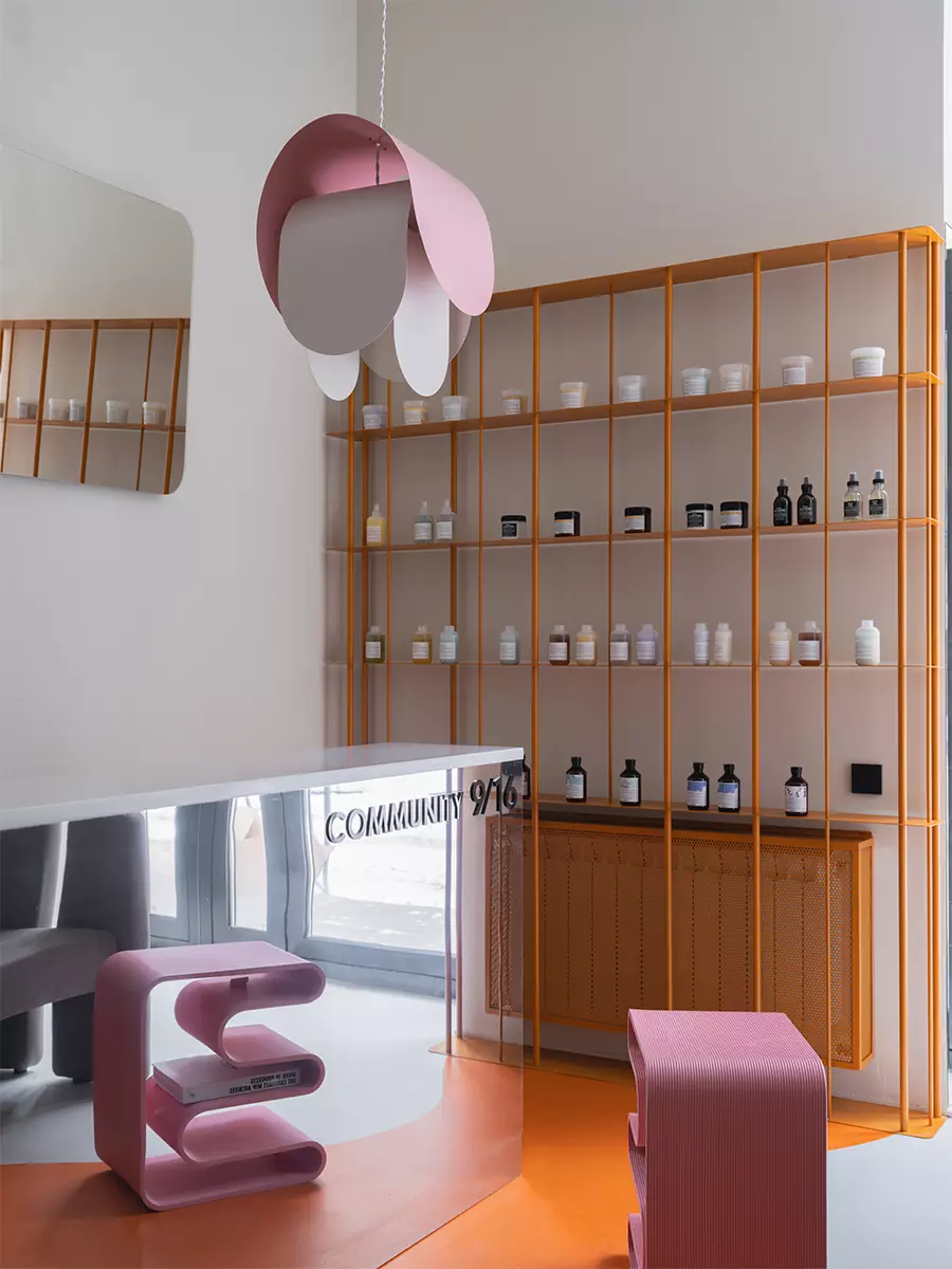 Интерьер парикмахерской, вдохновленный работами Рикардо Бофилла — проект студии Kovalev&Partners