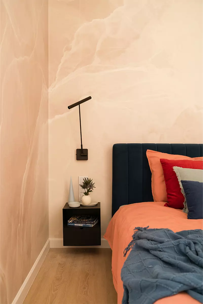 Кобальтовый синий оттенок в интерьере небольшой квартиры-студии — проект Katarzyna Sosińska Interiors