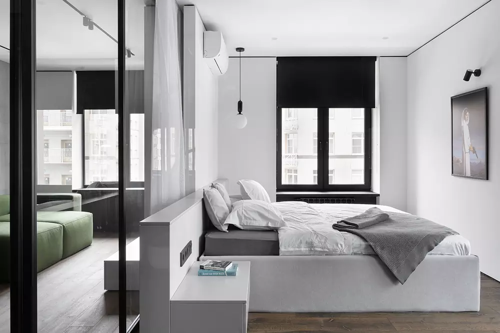 Открытый интерьер со стеклянными перегородками и живыми растениями — проект студии LINKarchitects