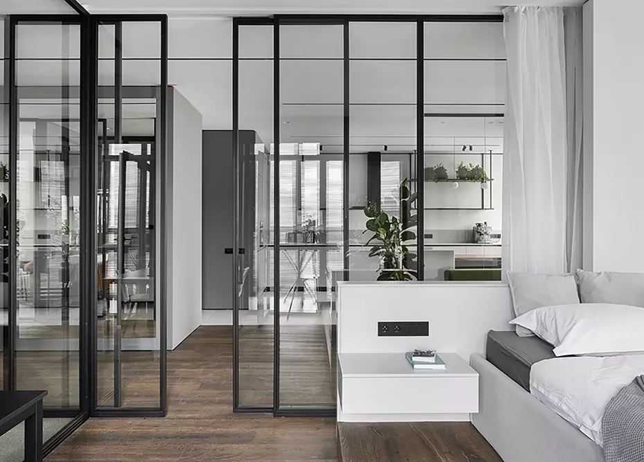 Открытый интерьер со стеклянными перегородками и живыми растениями — проект студии LINKarchitects