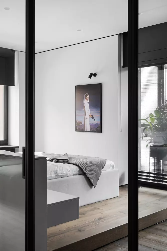 Открытый интерьер со стеклянными перегородками и живыми растениями — проект студии LINKarchitects