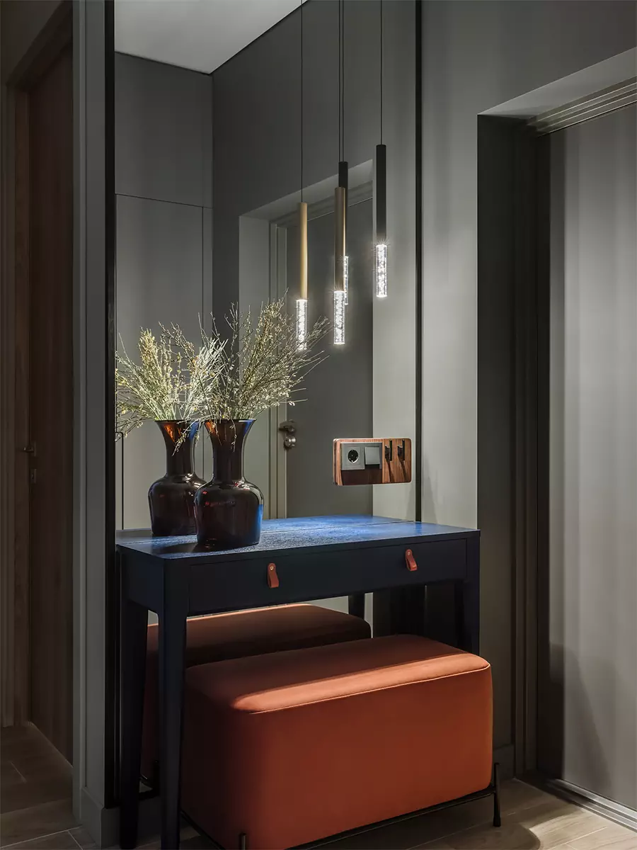 Расслабленная палитра и натуральные материалы в интерьере большой квартиры — проект студии дизайна ROOM