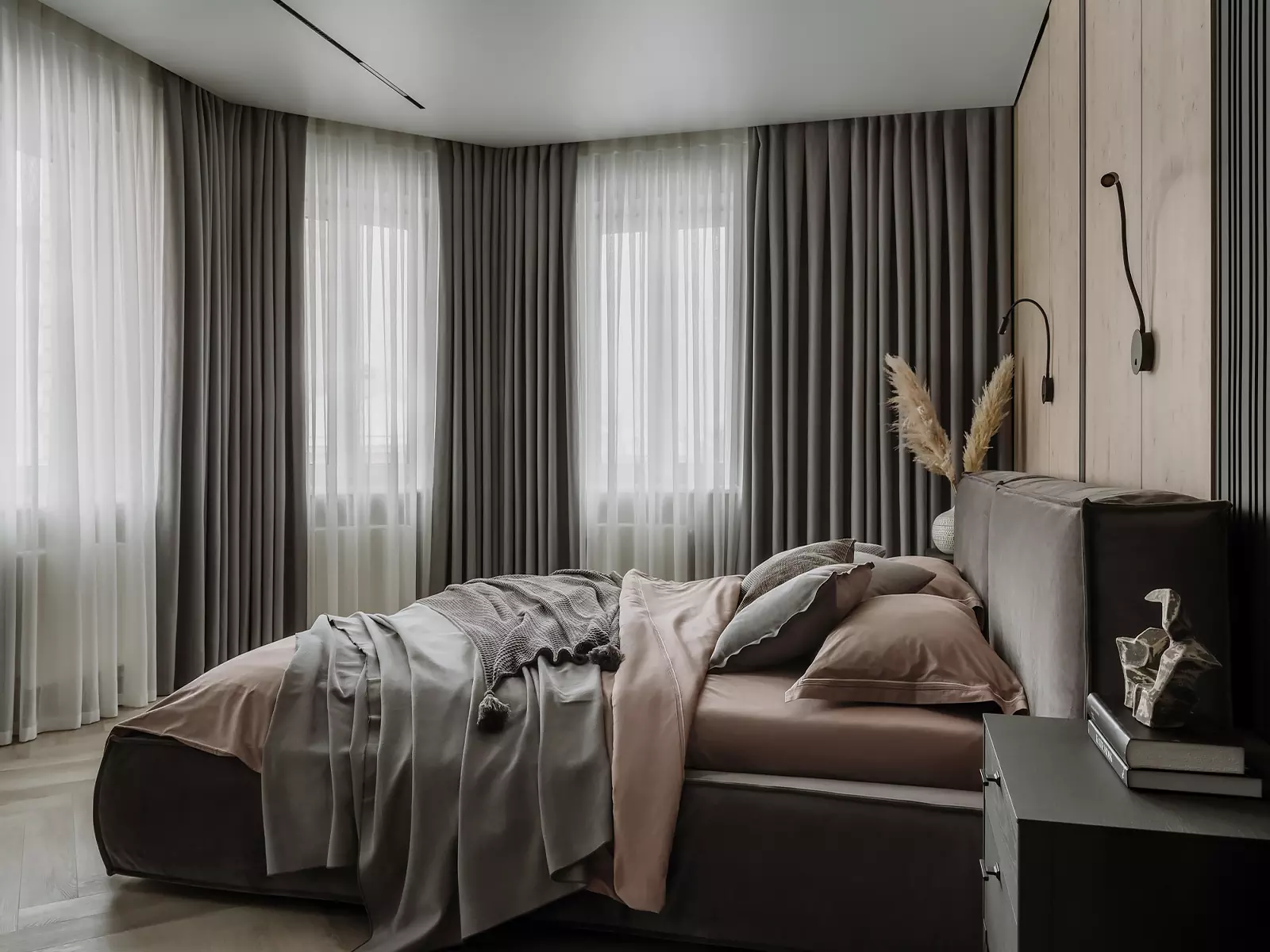 Расслабленная палитра и натуральные материалы в интерьере большой квартиры — проект студии дизайна ROOM