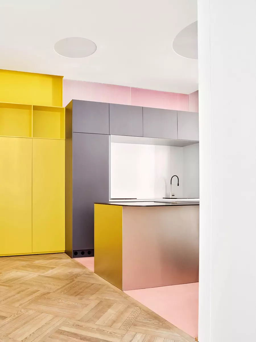 Яркий и функциональный интерьер семейной квартиры с тремя спальнями — проект студии Lucas y Hernández-Gil Arquitectos