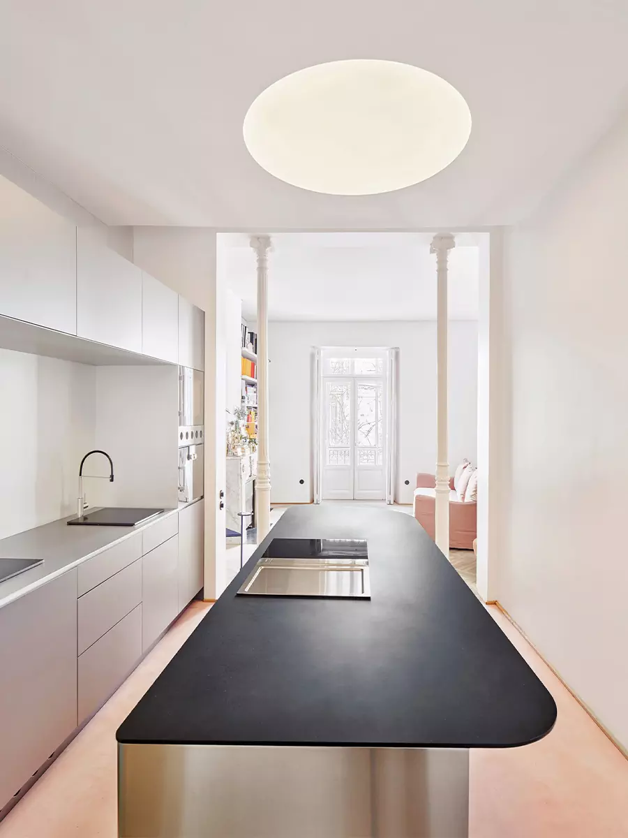 Яркий и функциональный интерьер семейной квартиры с тремя спальнями — проект студии Lucas y Hernández-Gil Arquitectos