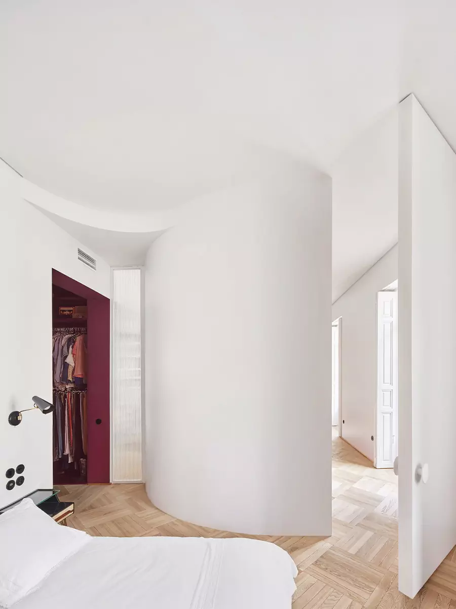 Яркий и функциональный интерьер семейной квартиры с тремя спальнями — проект студии Lucas y Hernández-Gil Arquitectos