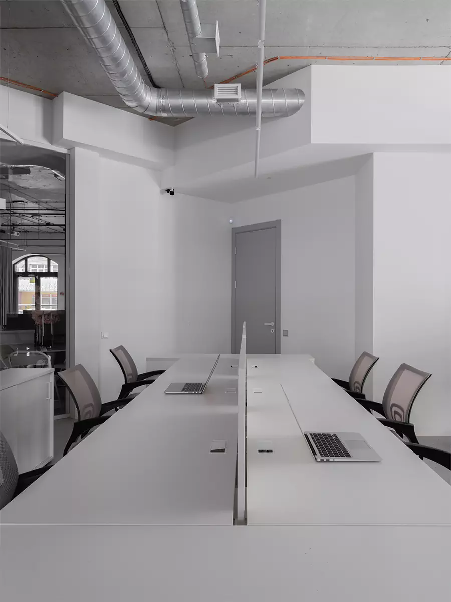 Акцентный розовый куб в интерьере офиса для бренда купальников — проект Лины Дедюхиной и Натальи Стадник