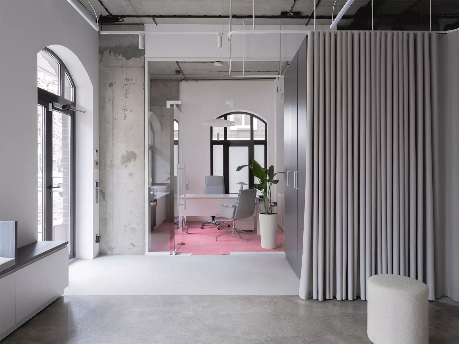 Акцентный розовый куб в интерьере офиса для бренда купальников — проект Лины Дедюхиной и Натальи Стадник