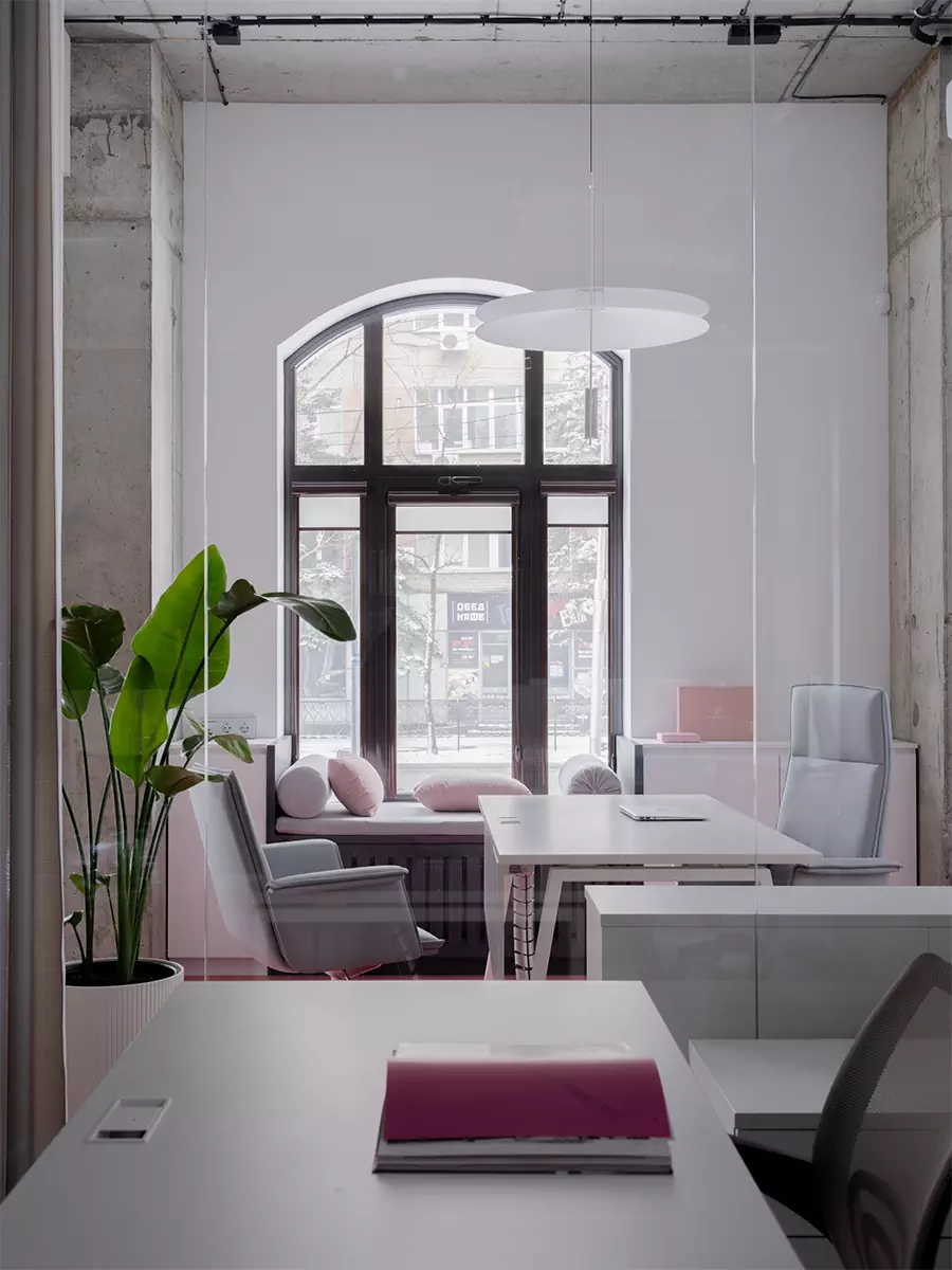 Акцентный розовый куб в интерьере офиса для бренда купальников — проект Лины Дедюхиной и Натальи Стадник