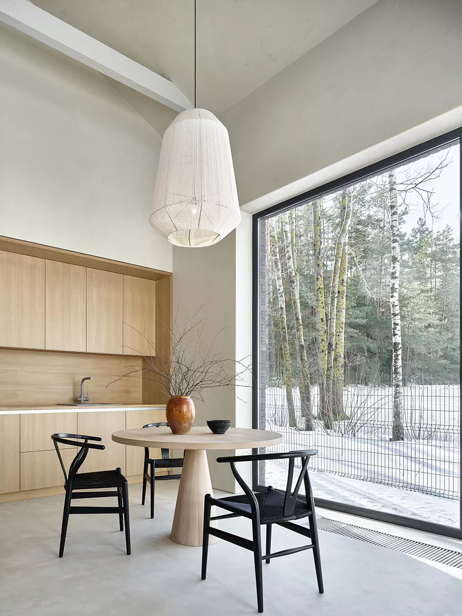 Современный интерьер деревенского дома с искусством и этническим декором — проект Лены Коваленко