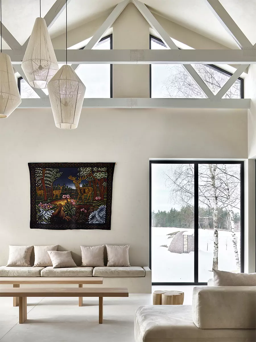 Современный интерьер деревенского дома с искусством и этническим декором — проект Лены Коваленко