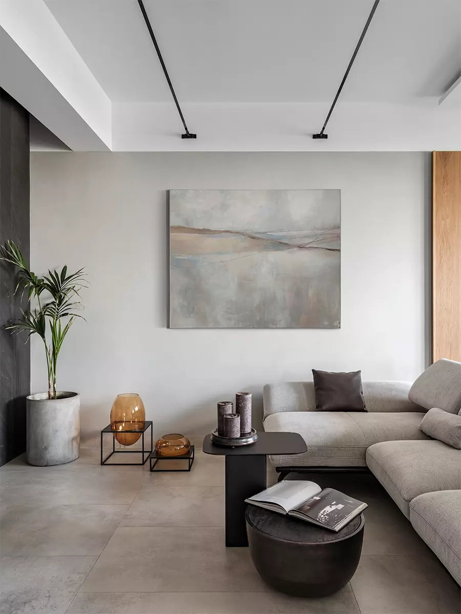 Фактуры сланца и натурального дерева в интерьере квартиры с пятью спальнями — проект студии дизайна интерьеров TOTLstudio