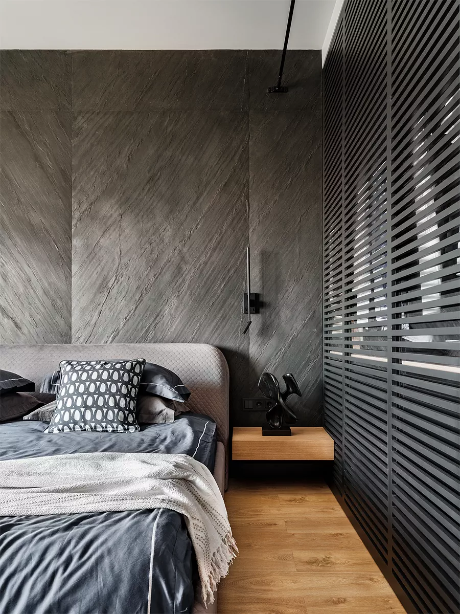 Фактуры сланца и натурального дерева в интерьере квартиры с пятью спальнями — проект студии дизайна интерьеров TOTLstudio