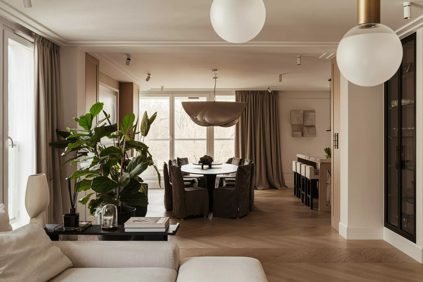 Лаконичные цвета и благородные фактуры в интерьере квартиры в историческом доходном доме — проект Paulina Dziedzic Studio