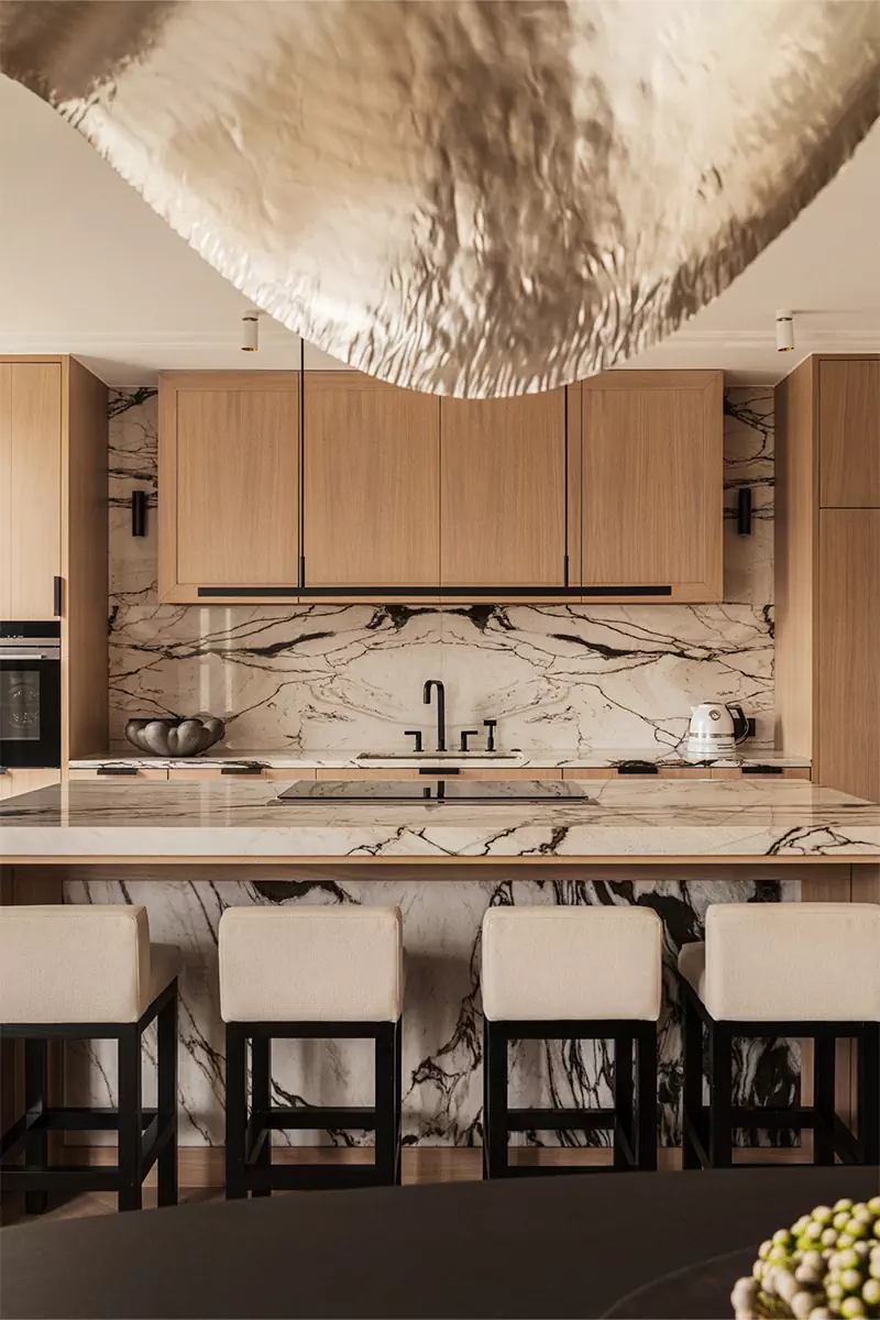 Лаконичные цвета и благородные фактуры в интерьере квартиры в историческом доходном доме — проект Paulina Dziedzic Studio