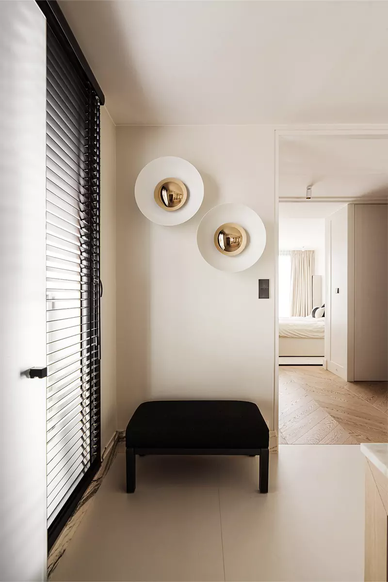 Лаконичные цвета и благородные фактуры в интерьере квартиры в историческом доходном доме — проект Paulina Dziedzic Studio