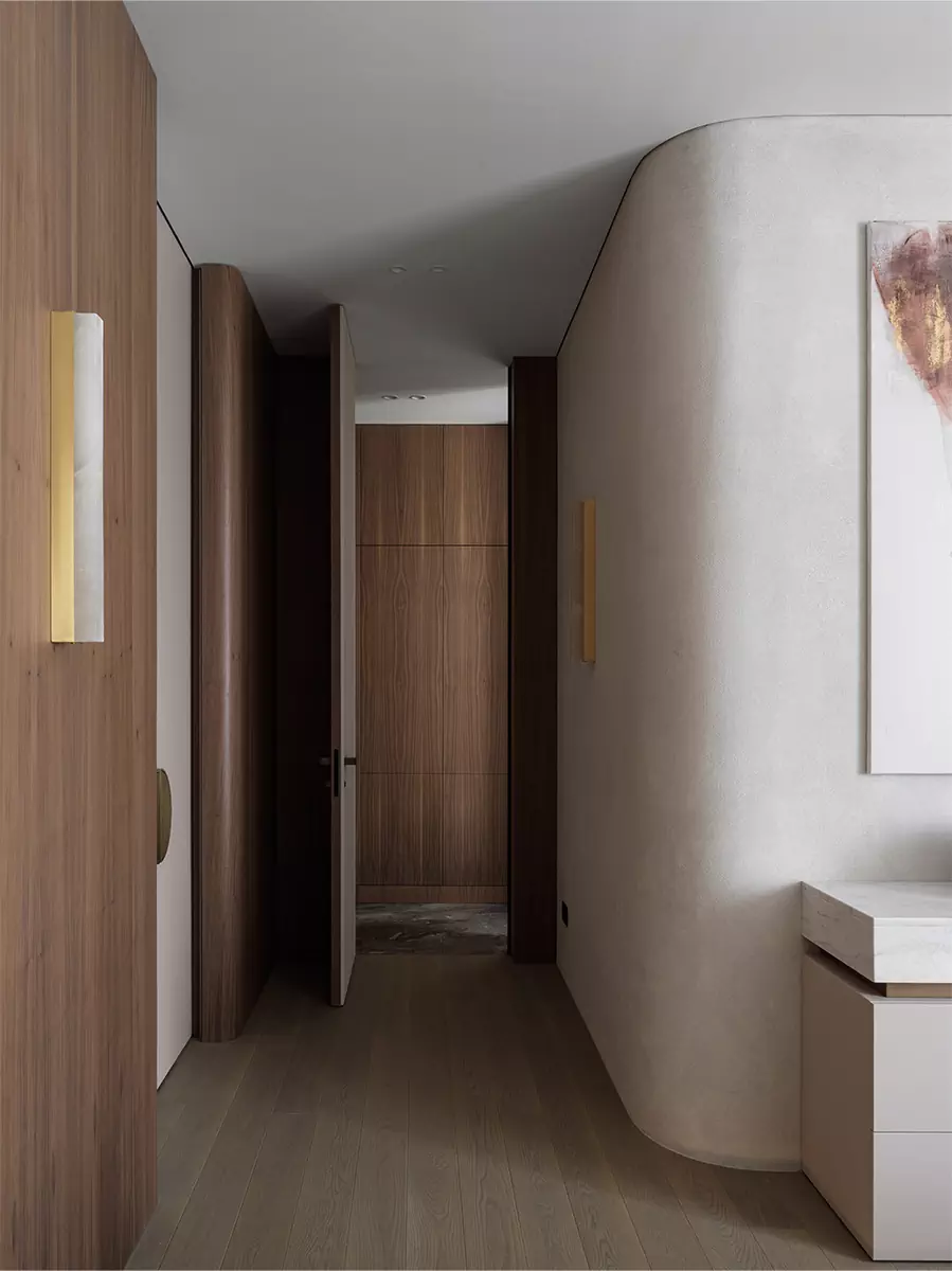 Гибкие формы и природные материалы в интерьере квартиры на Софийской набережной — проект студии Rubleva Design & Architecture