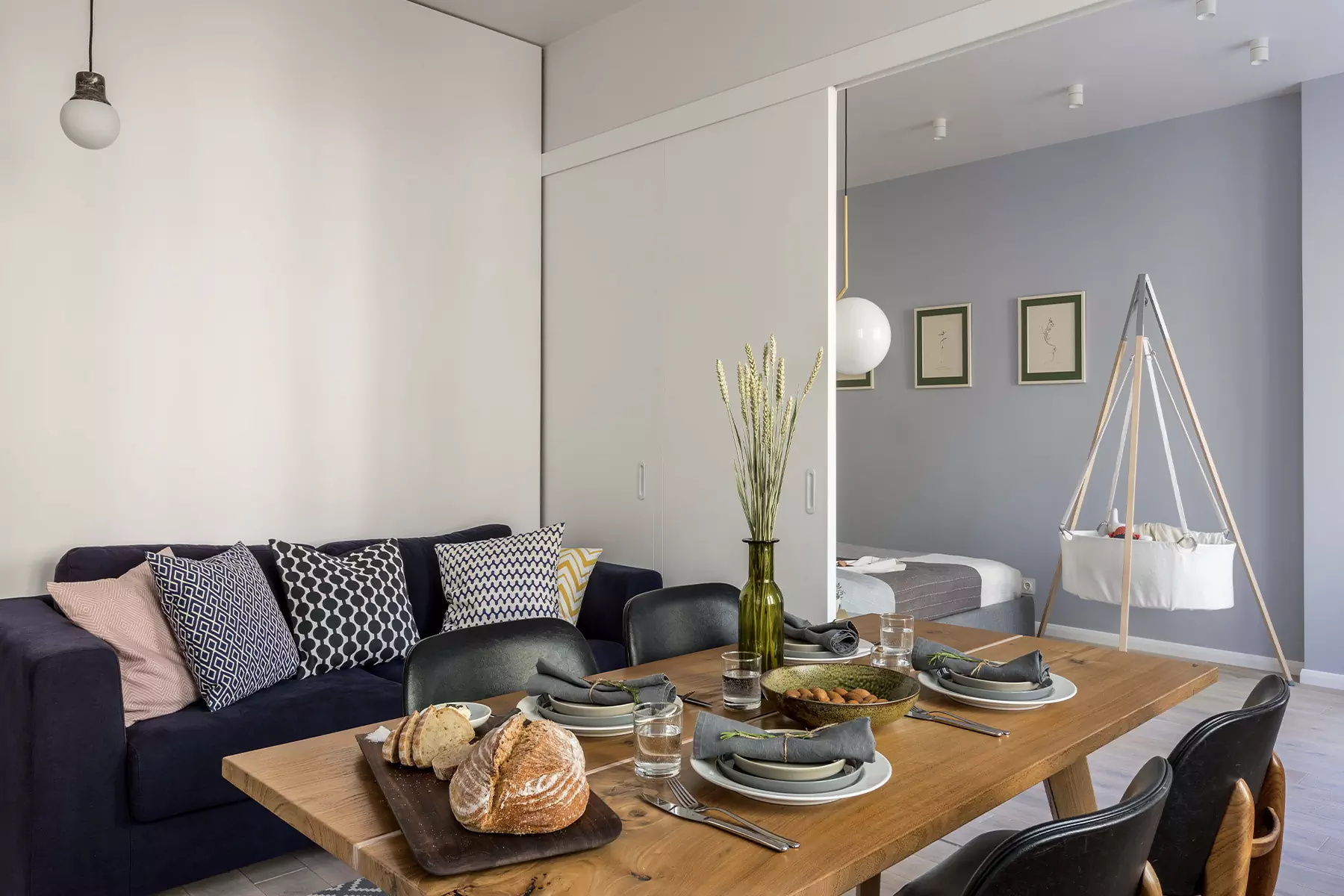 Синие акценты в интерьере небольшой квартиры для семьи с ребенком — проект студии «Точка дизайна»