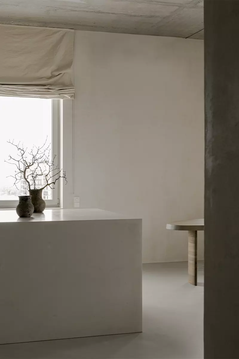 Искусство минимализма и очарование эстетики ваби-саби в минской квартире — проект Влада Кудина