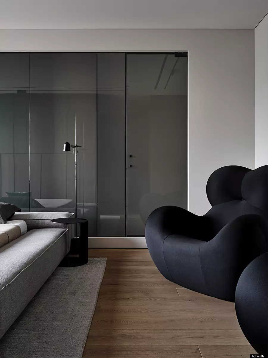 Современный микс арта и функциональности в интерьере большой квартиры — проект студии Hot Walls