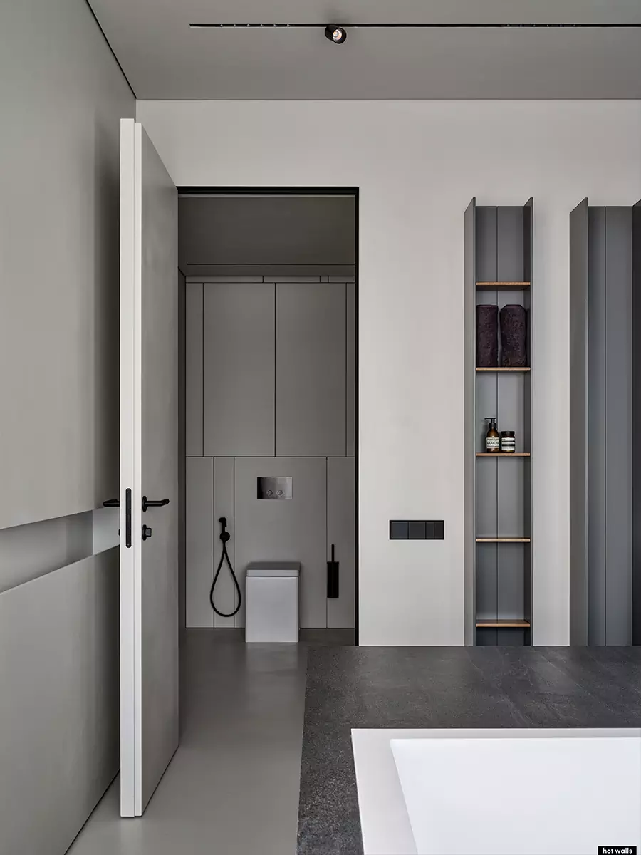 Современный микс арта и функциональности в интерьере большой квартиры — проект студии Hot Walls