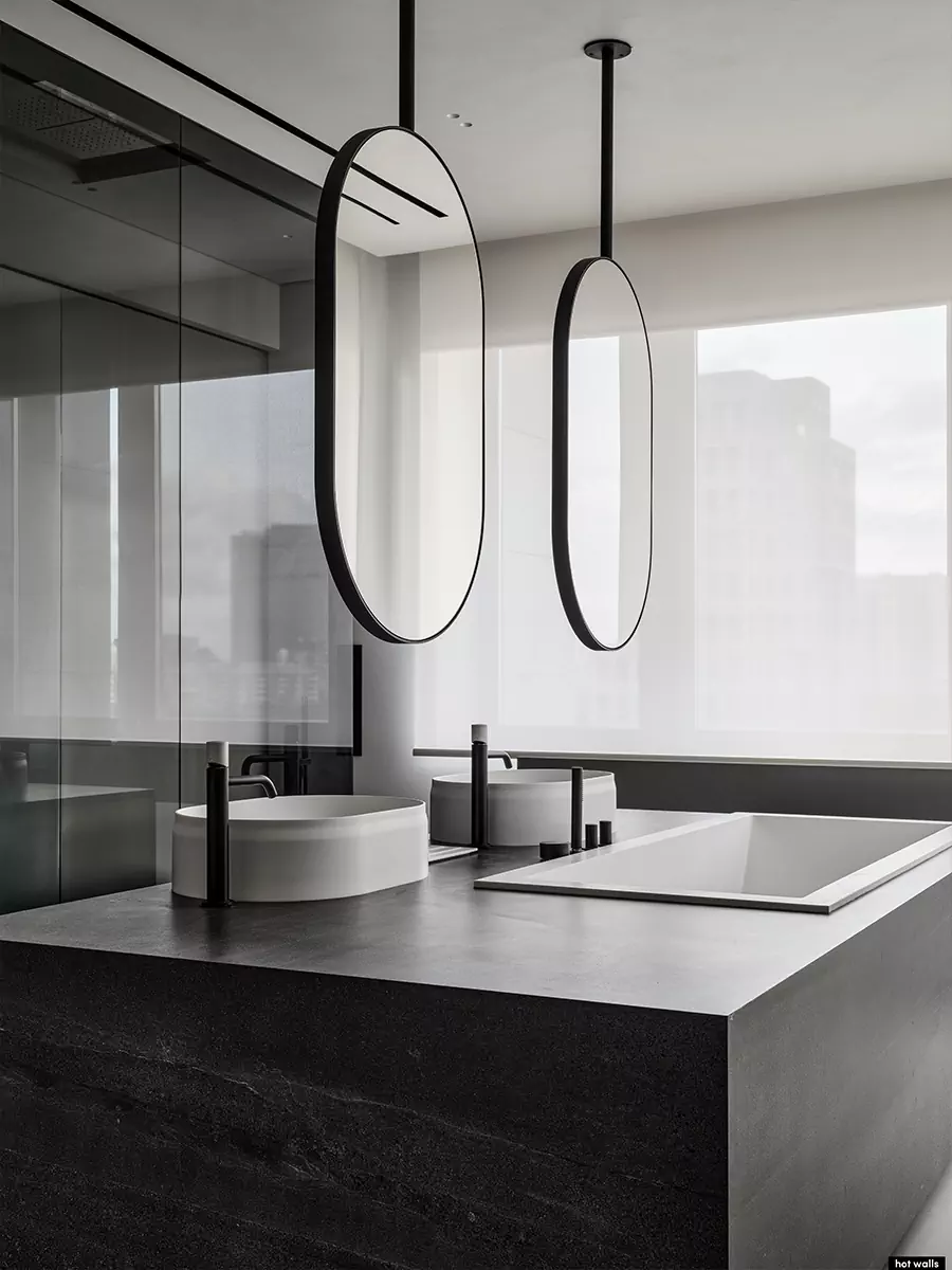 Современный микс арта и функциональности в интерьере большой квартиры — проект студии Hot Walls