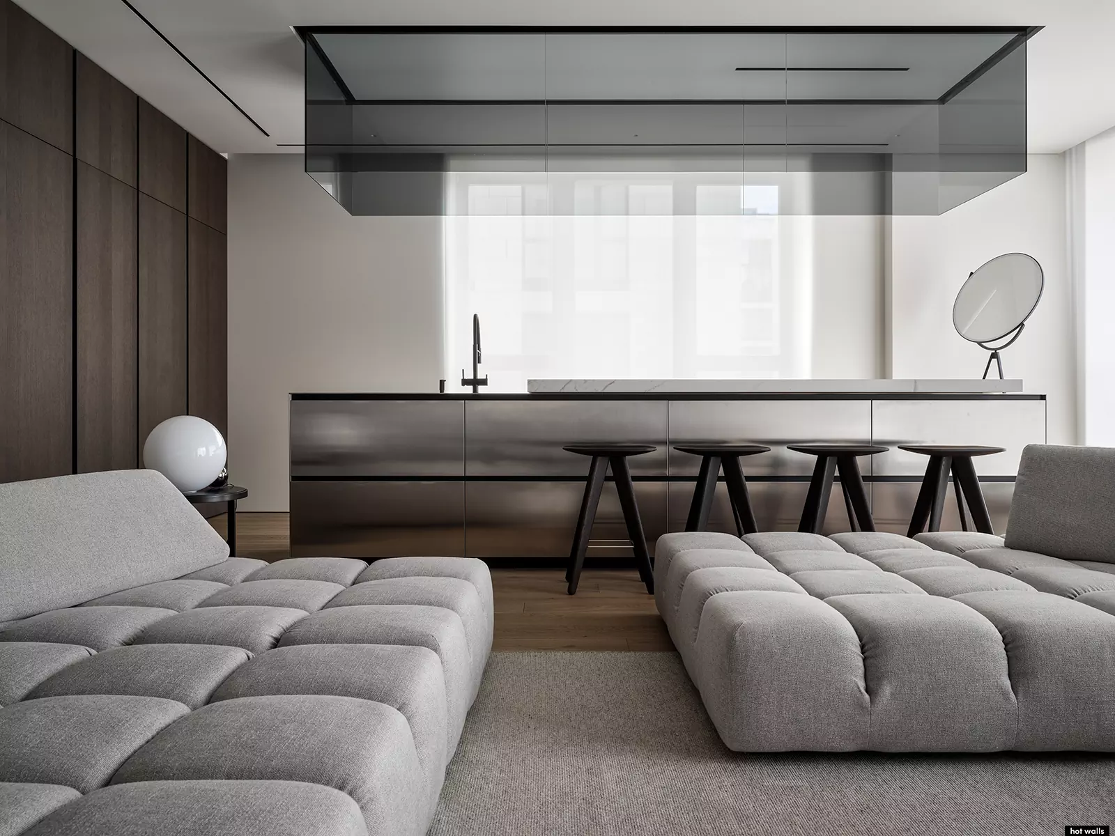 Современный микс арта и функциональности в интерьере большой квартиры — проект студии Hot Walls