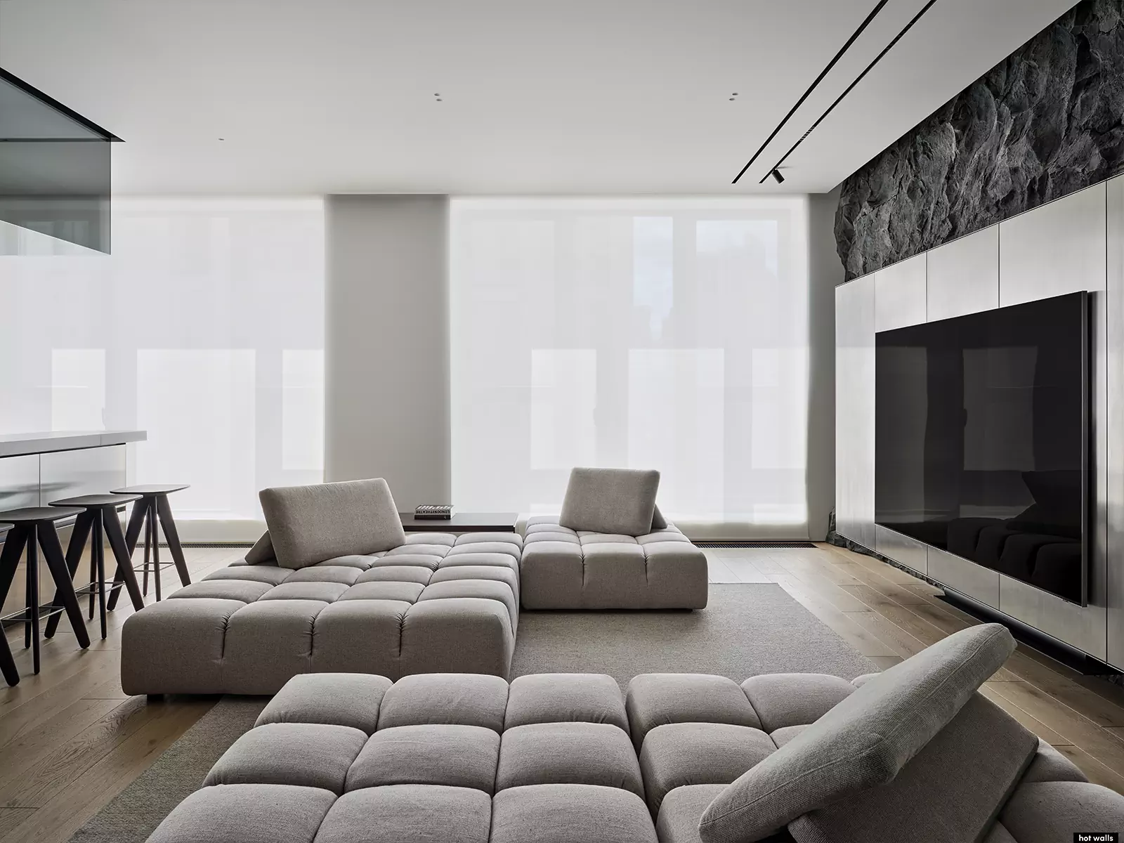 Современный микс арта и функциональности в интерьере большой квартиры — проект студии Hot Walls