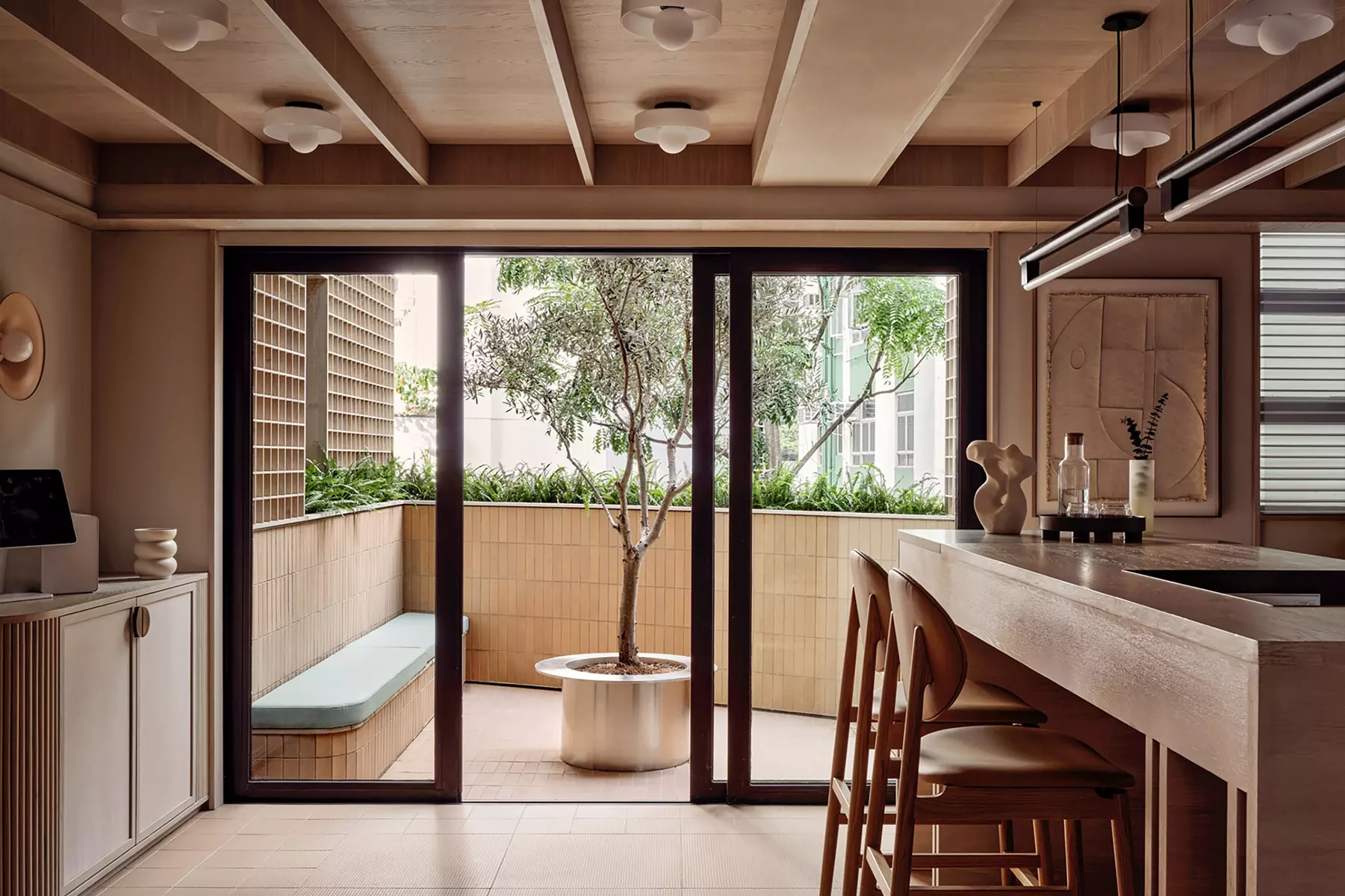 Демократичные материалы в интерьере молодежного гостевого дома в Гонконге — проект студии Linehouse Design