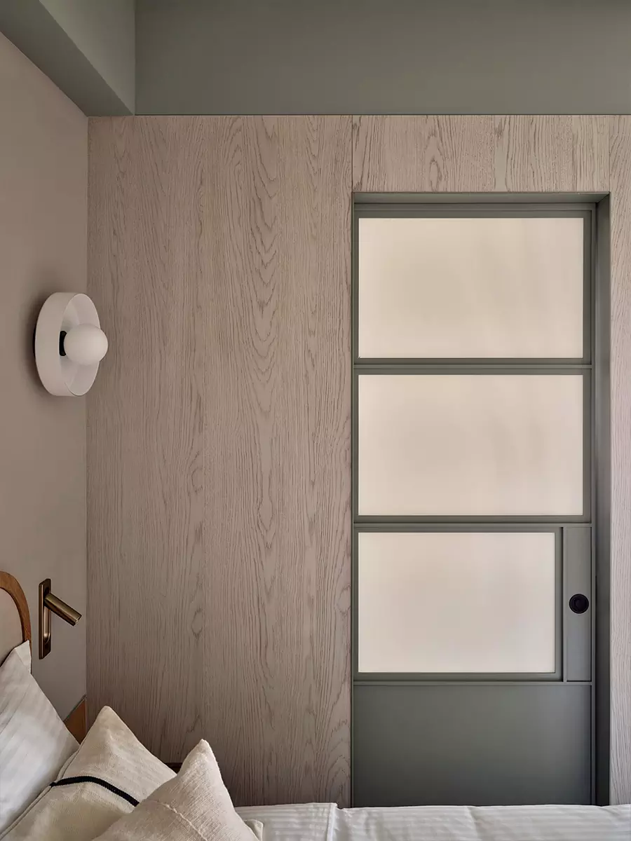 Демократичные материалы в интерьере молодежного гостевого дома в Гонконге — проект студии Linehouse Design