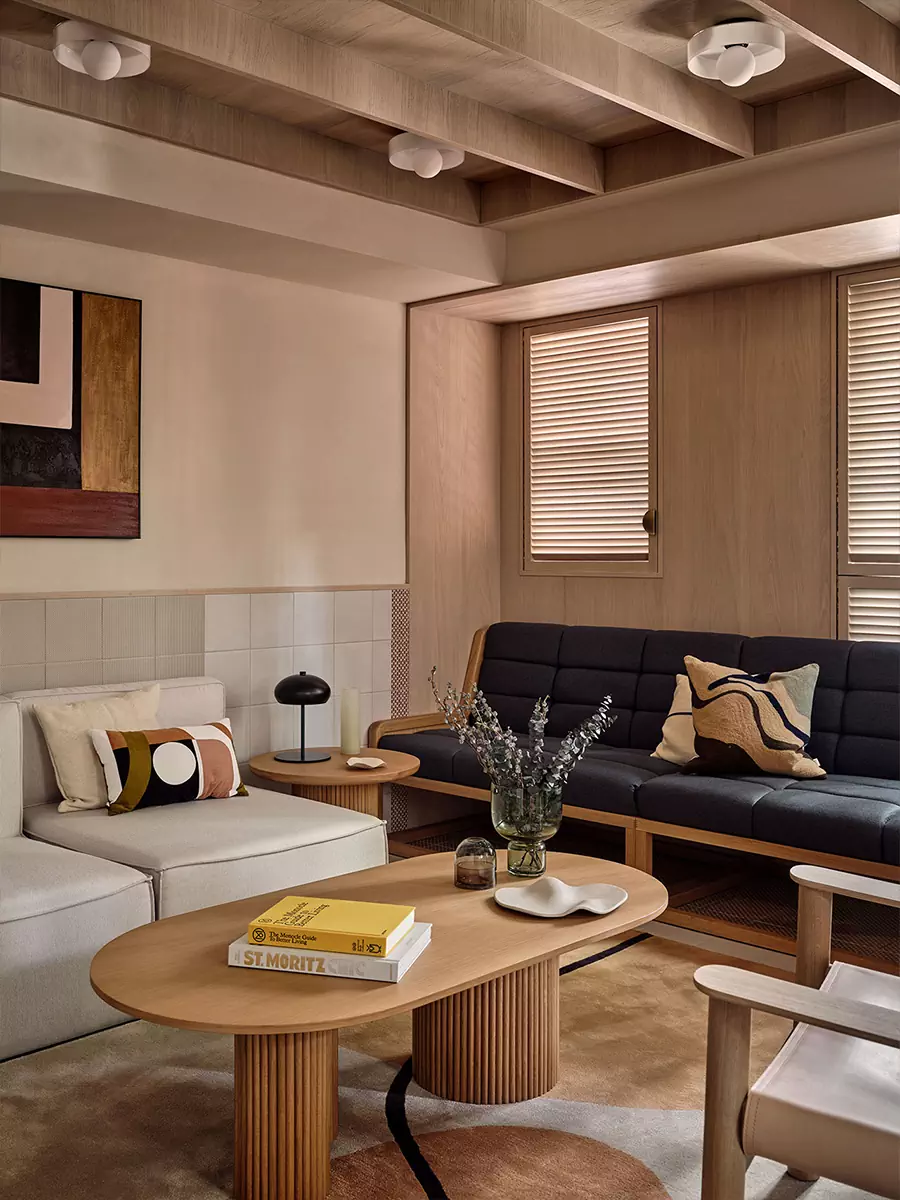 Демократичные материалы в интерьере молодежного гостевого дома в Гонконге — проект студии Linehouse Design