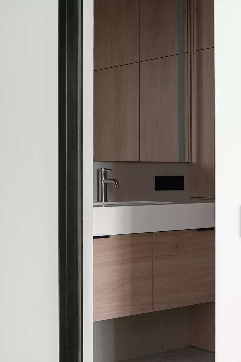 Сбалансированный микс классики и минимализма в интерьере небольшой квартиры — проект Бюро 48