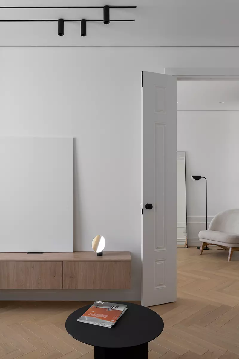 Сбалансированный микс классики и минимализма в интерьере небольшой квартиры — проект Бюро 48